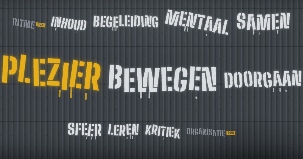 Woorden in sjabloonletters op een donkere stalen wand. Plezier staat groot in geel, daarnaast bewegen en doorgaan, kleiner sfeer, samen en mentaal.